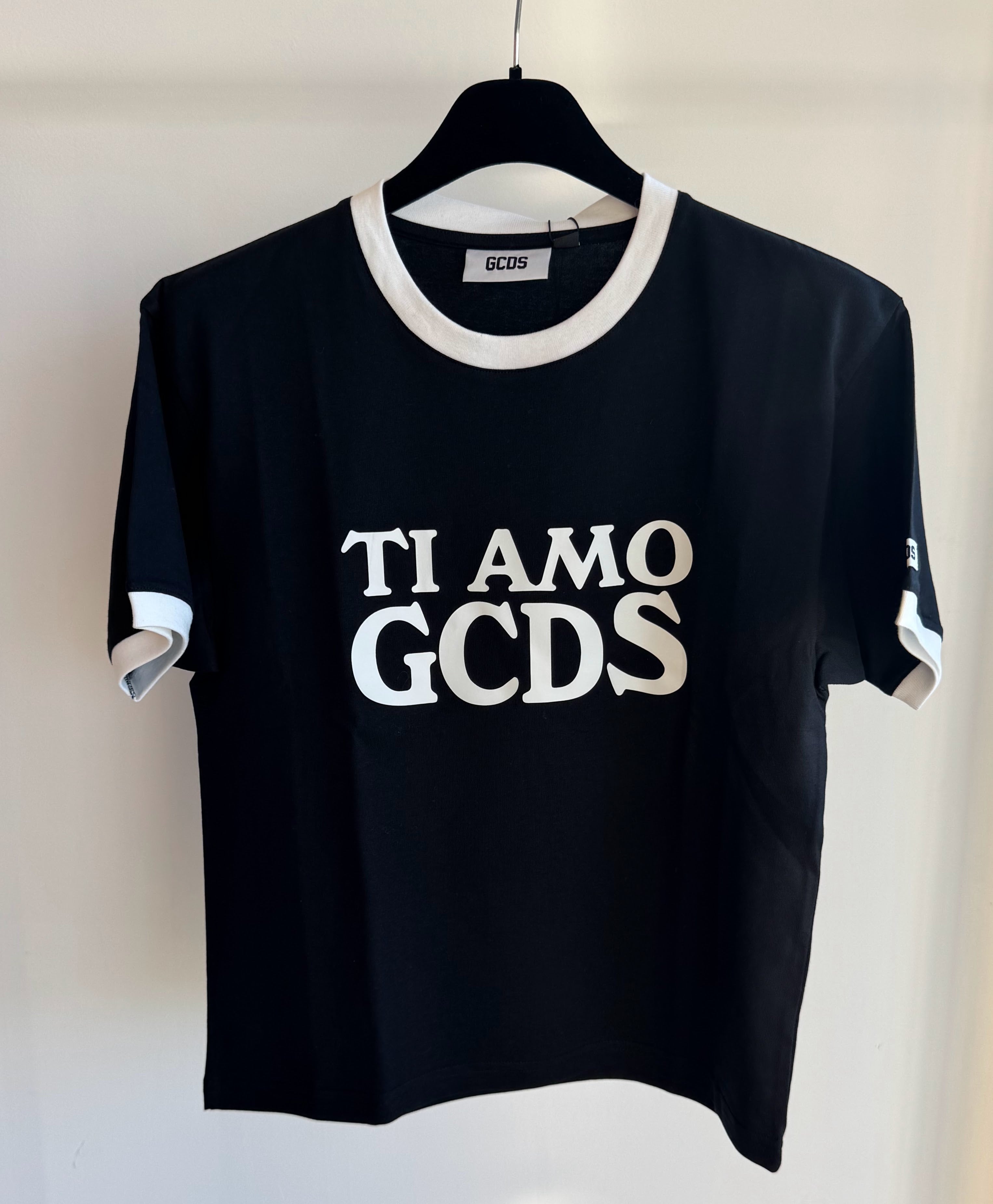 MAGLIA NERA CON SCRITTA GCDS