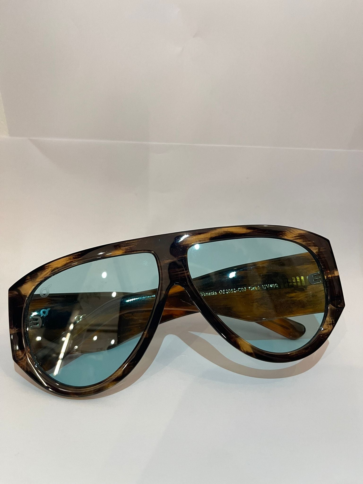 Occhiale marrone con lenti azzurre