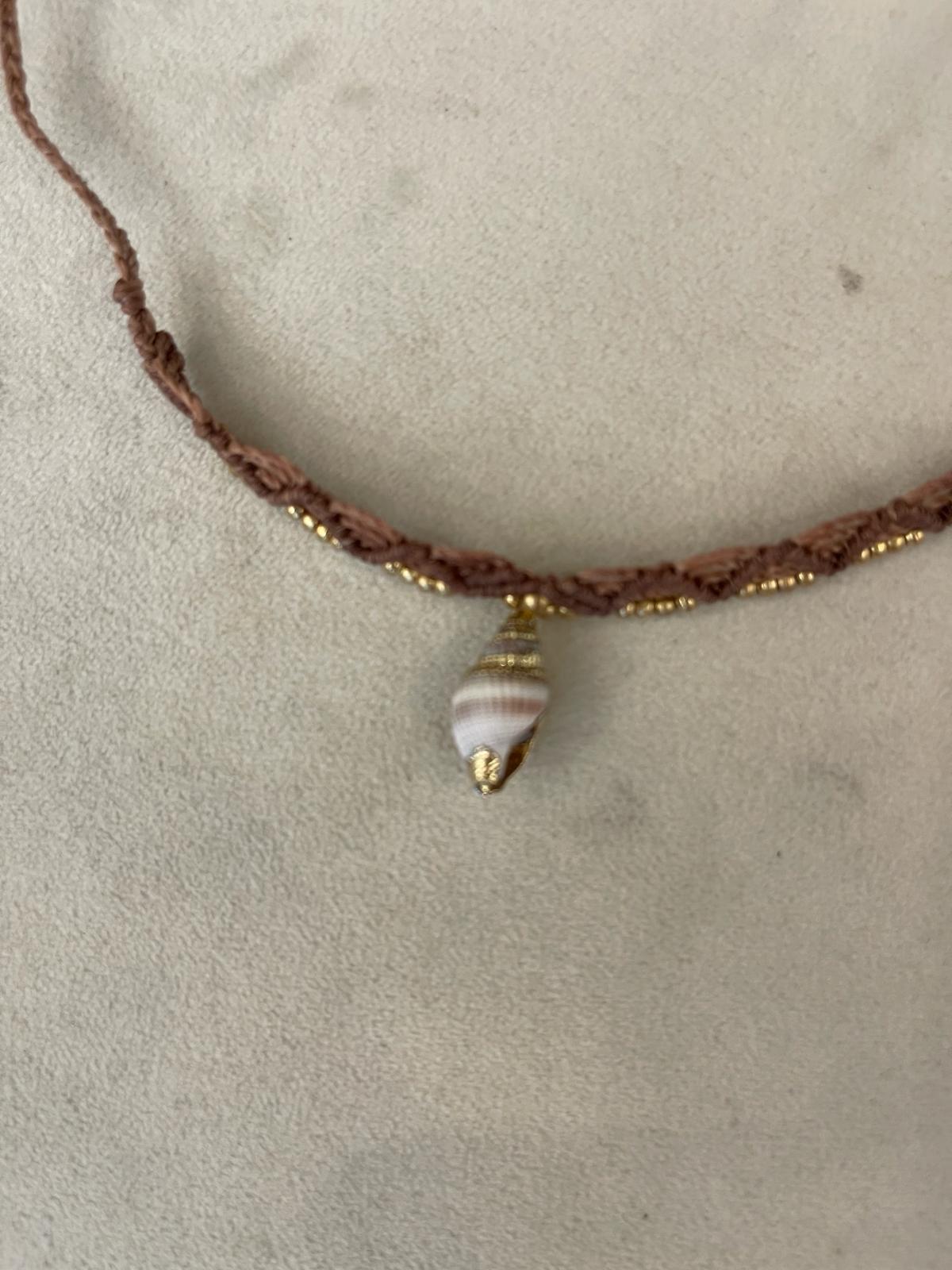 Collana con conchiglia