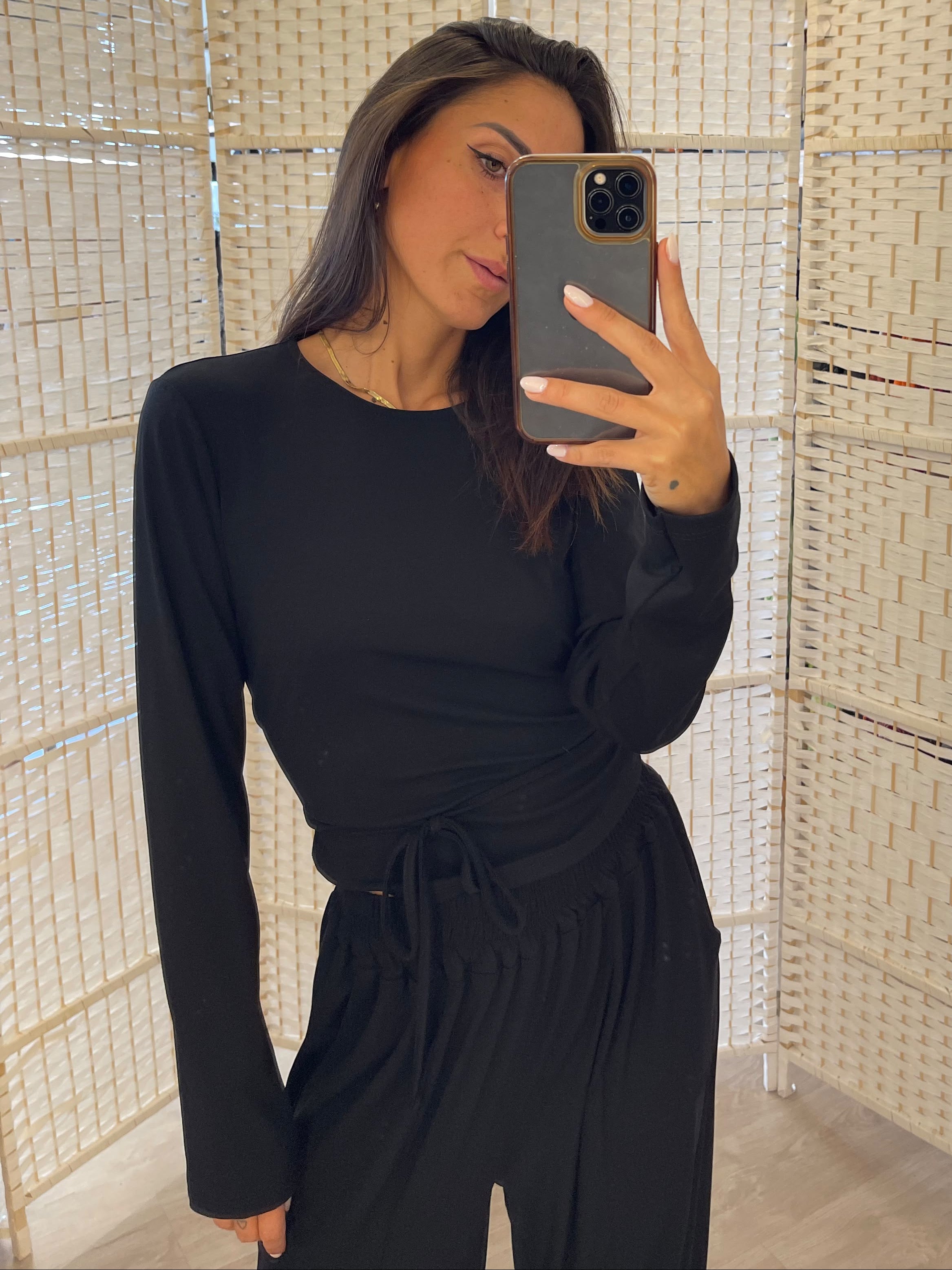 Maglia nera con laccetto incrocio