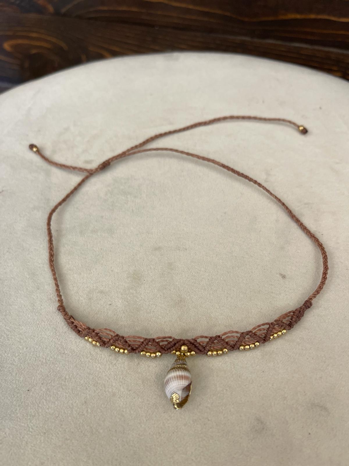 Collana con conchiglia