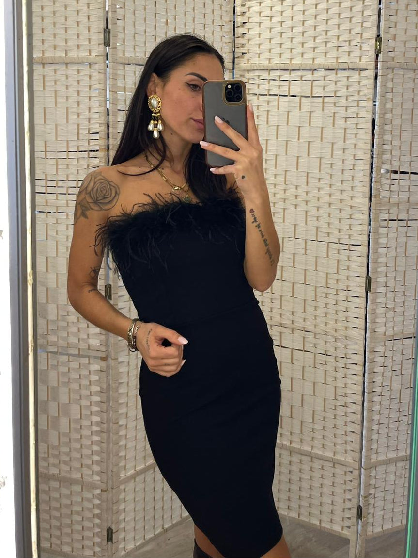 Abito nero con piume D'L