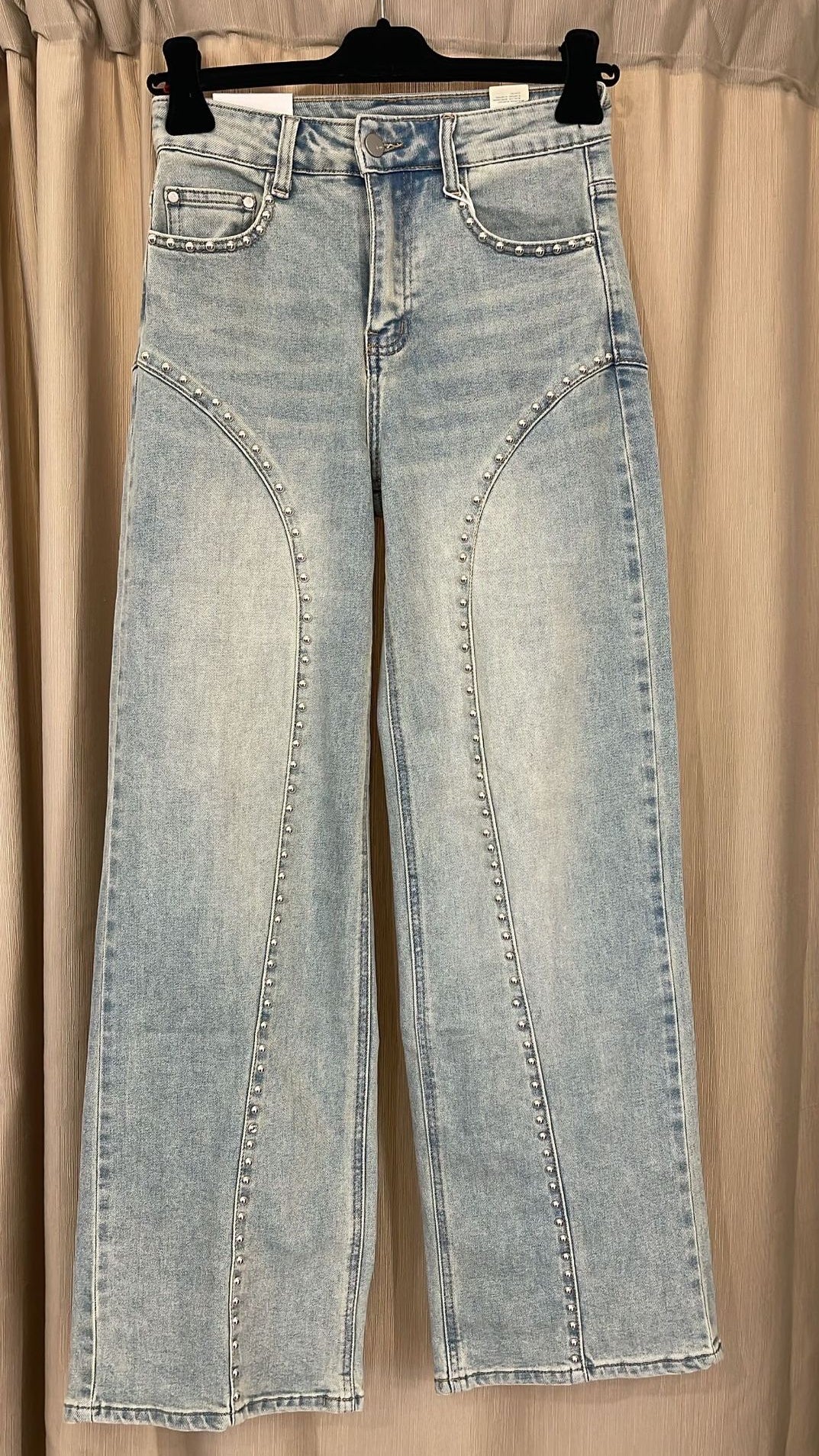 Jeans chiaro borchiato
