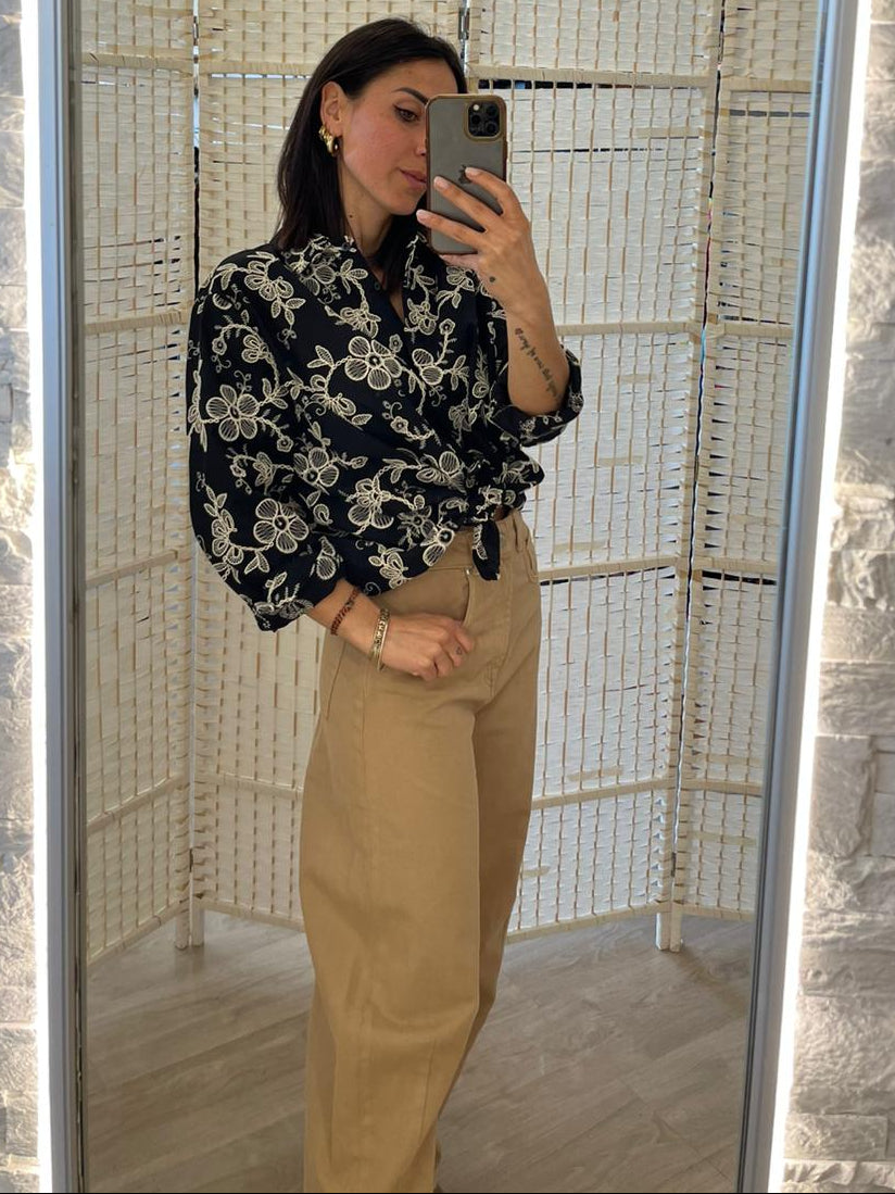 Camicia nera con ricami