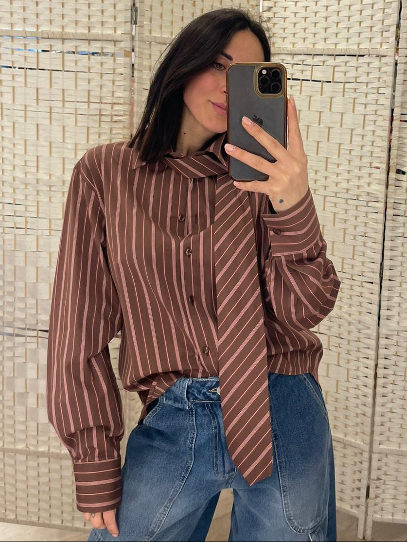 Camicia rigata con cravatta Kikisix