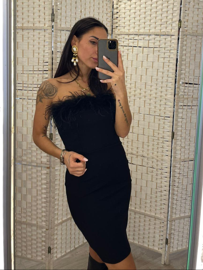 Abito nero con piume D'L