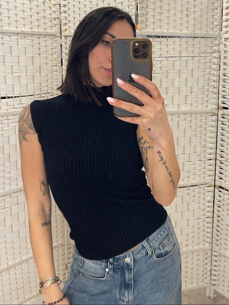 Lupetto smanicato nero Kontatto