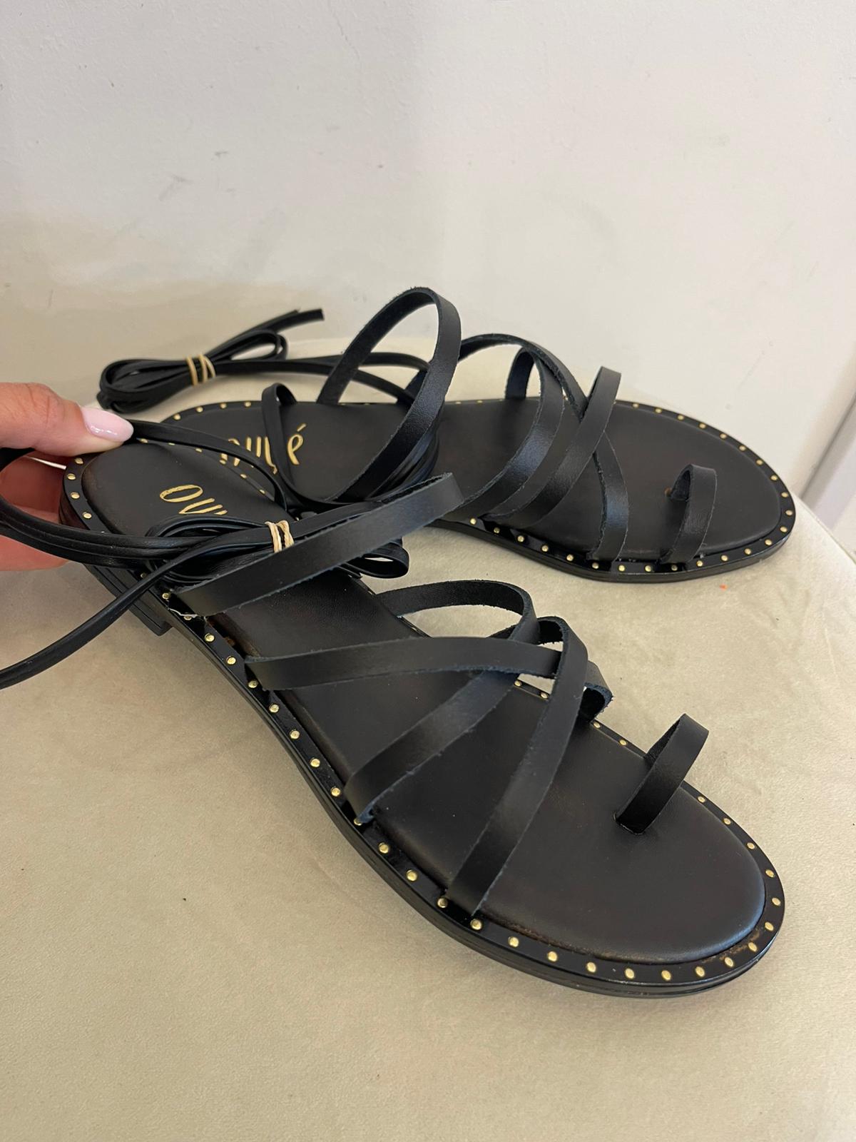 Sandalo nero intrecciato Ovyè