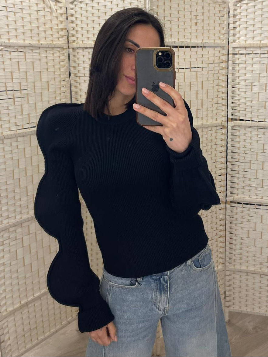 Maglia nera con onde maniche