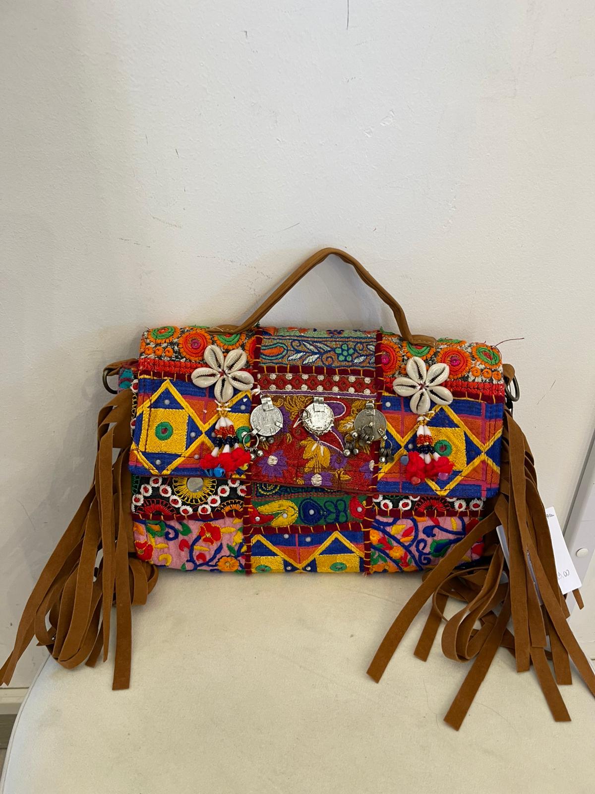 Borsa ricamata con frange