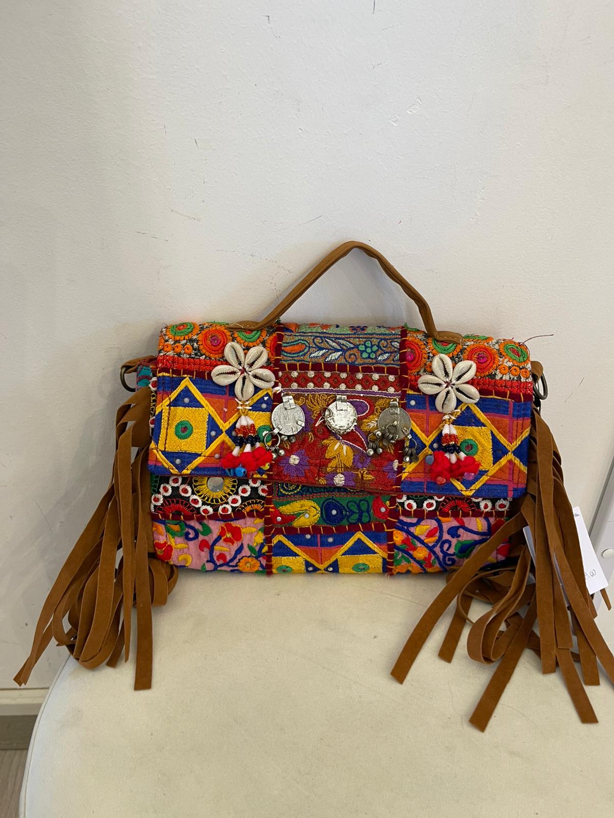 Borsa ricamata con frange