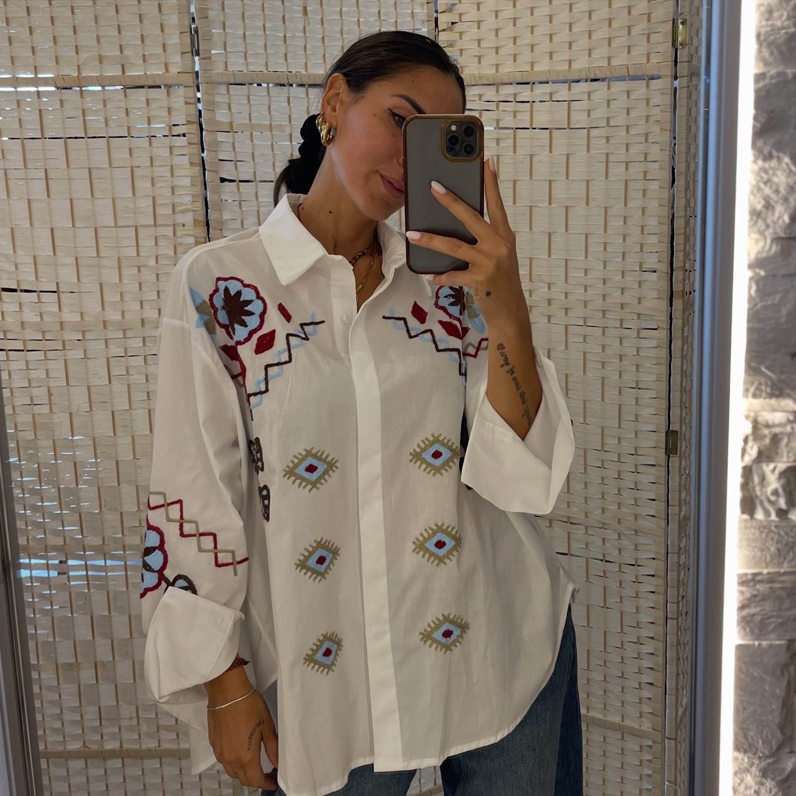 Camicia ricamata a mano
