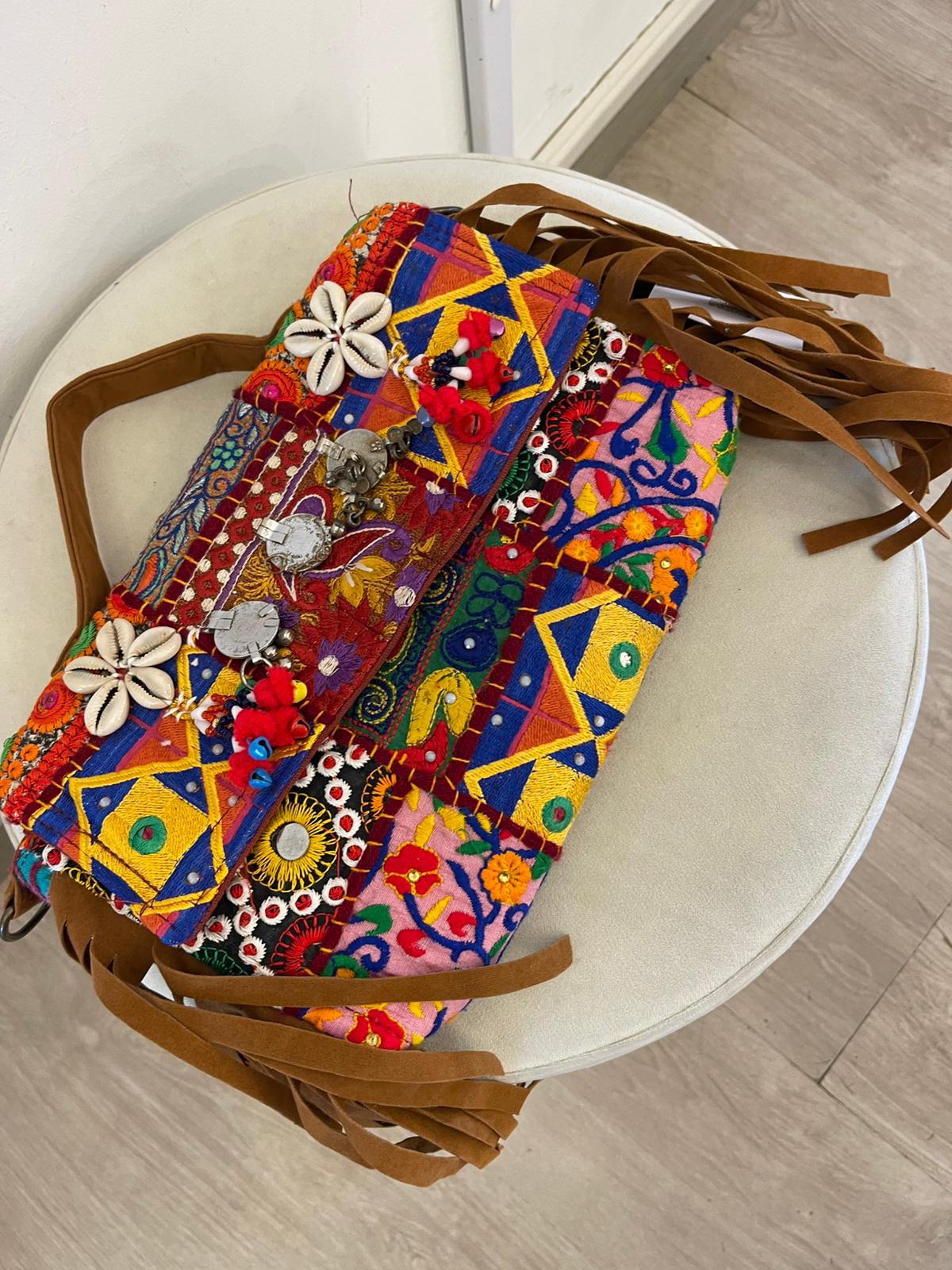 Borsa ricamata con frange