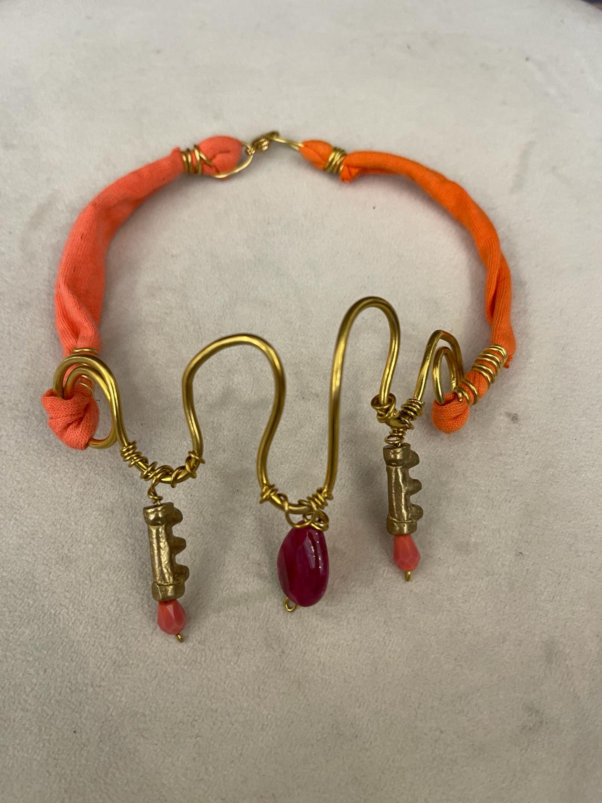 Choker con tessuto e pietre