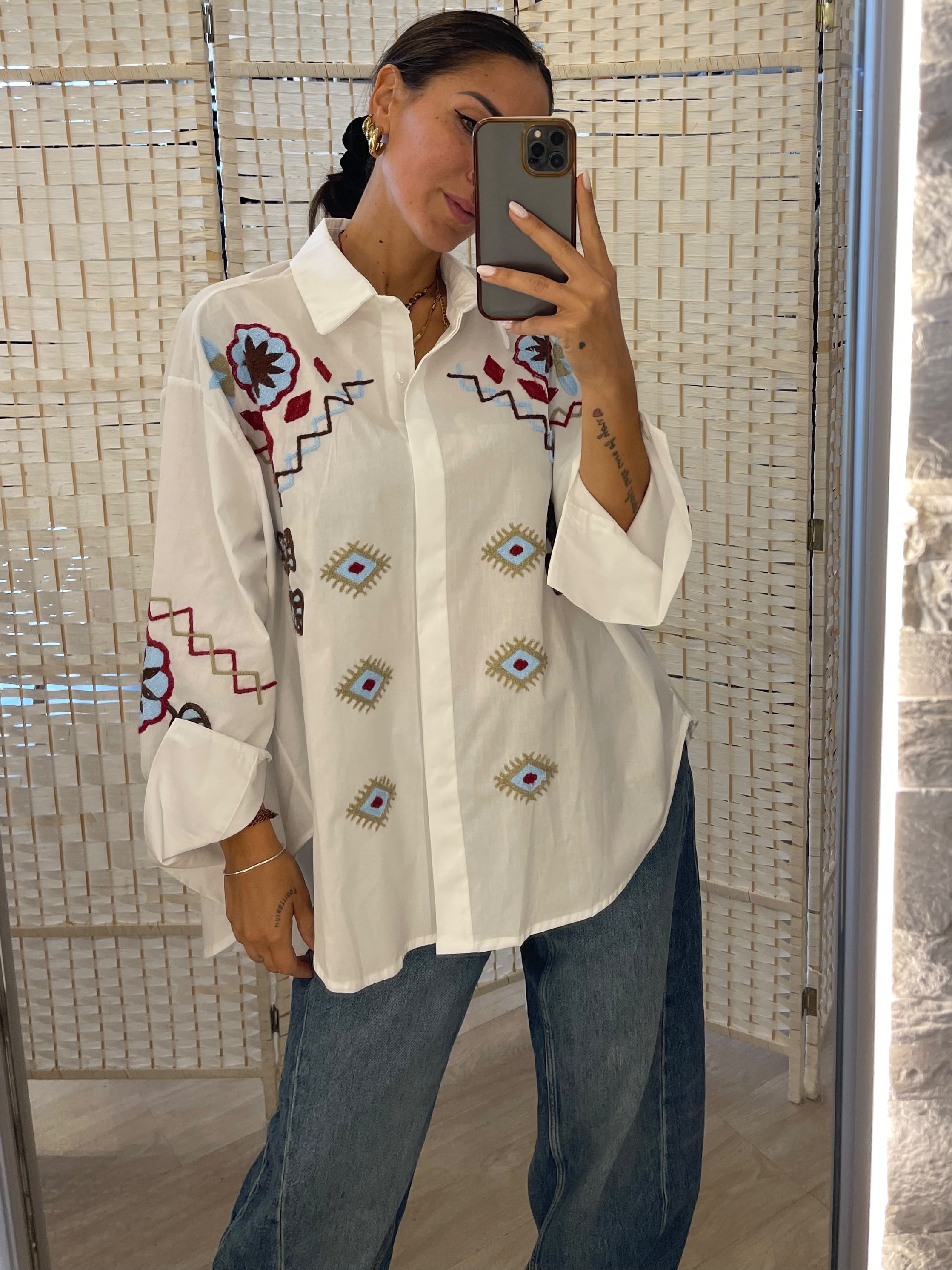 Camicia ricamata a mano