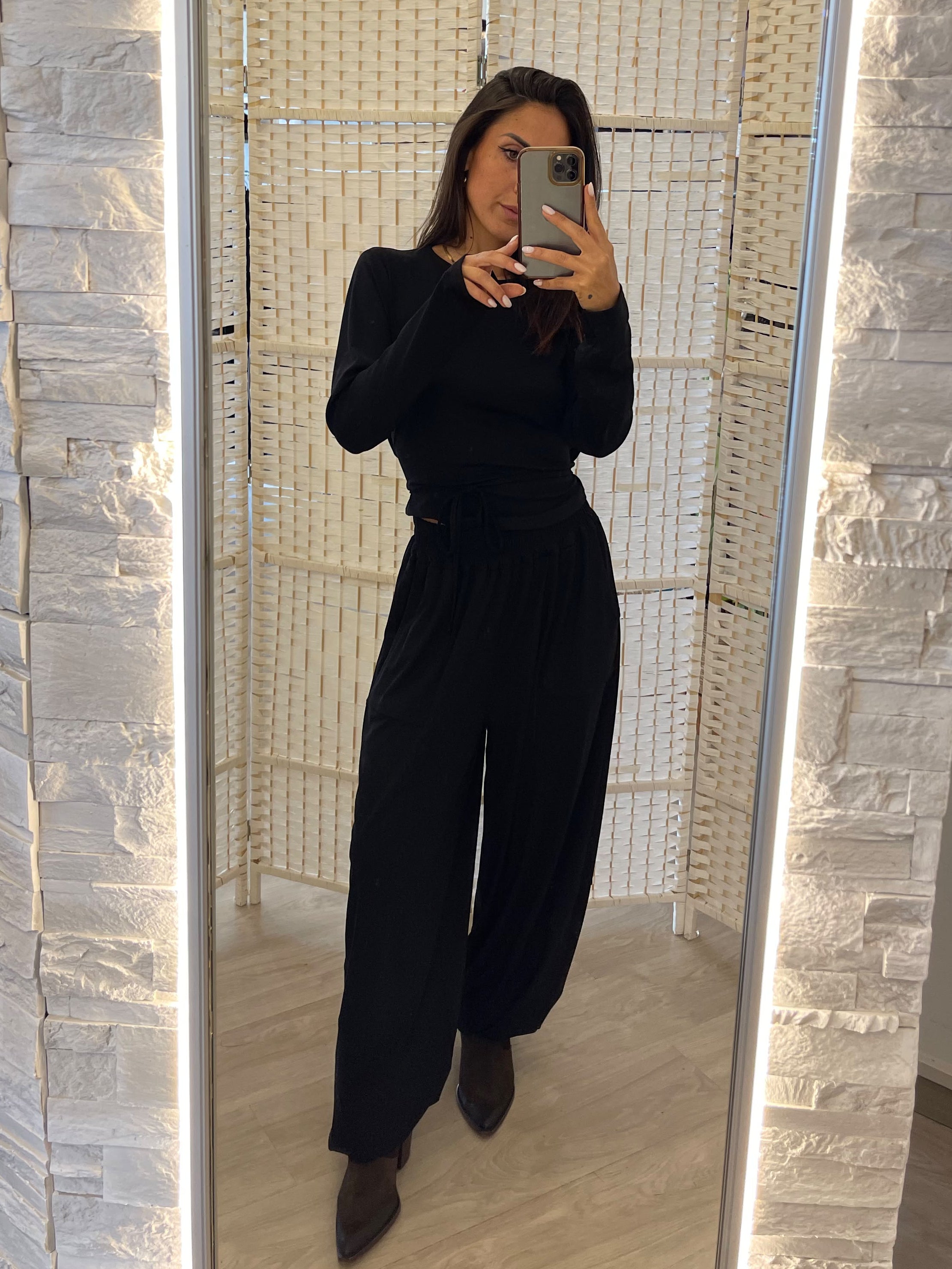 Maglia nera con laccetto incrocio