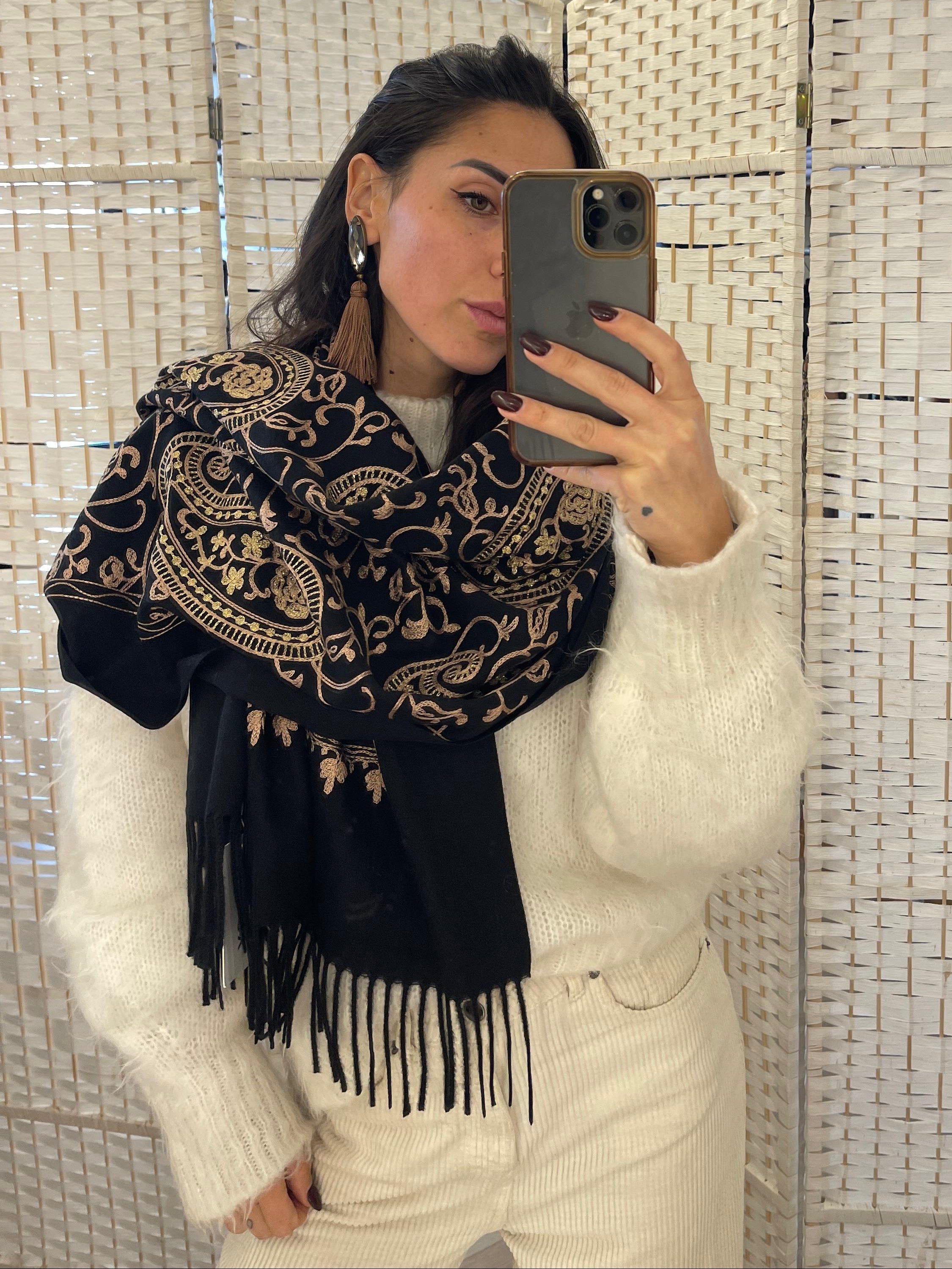 Sciarpa nera ricami oro