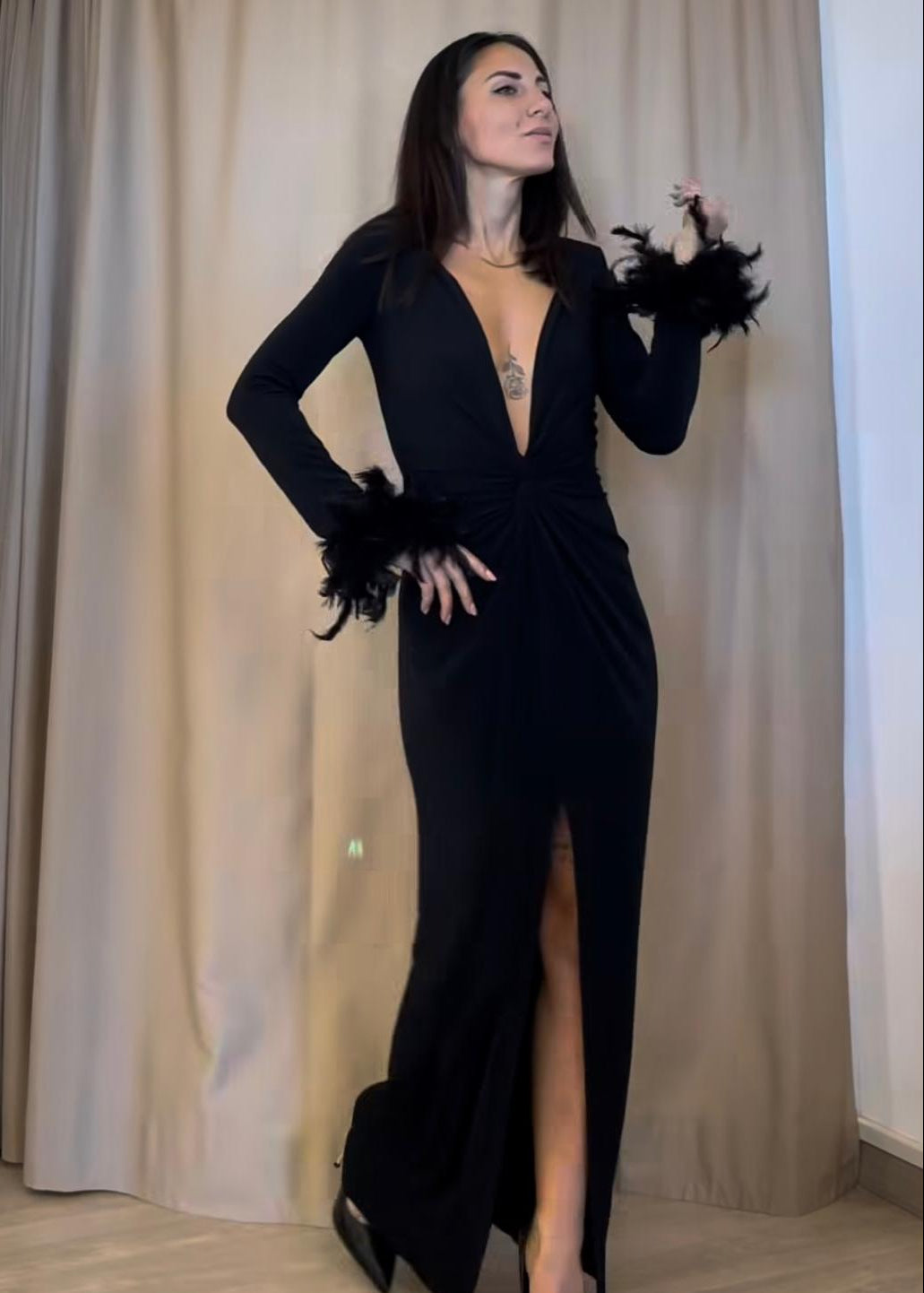 Abito lungo nero con piume Moquette