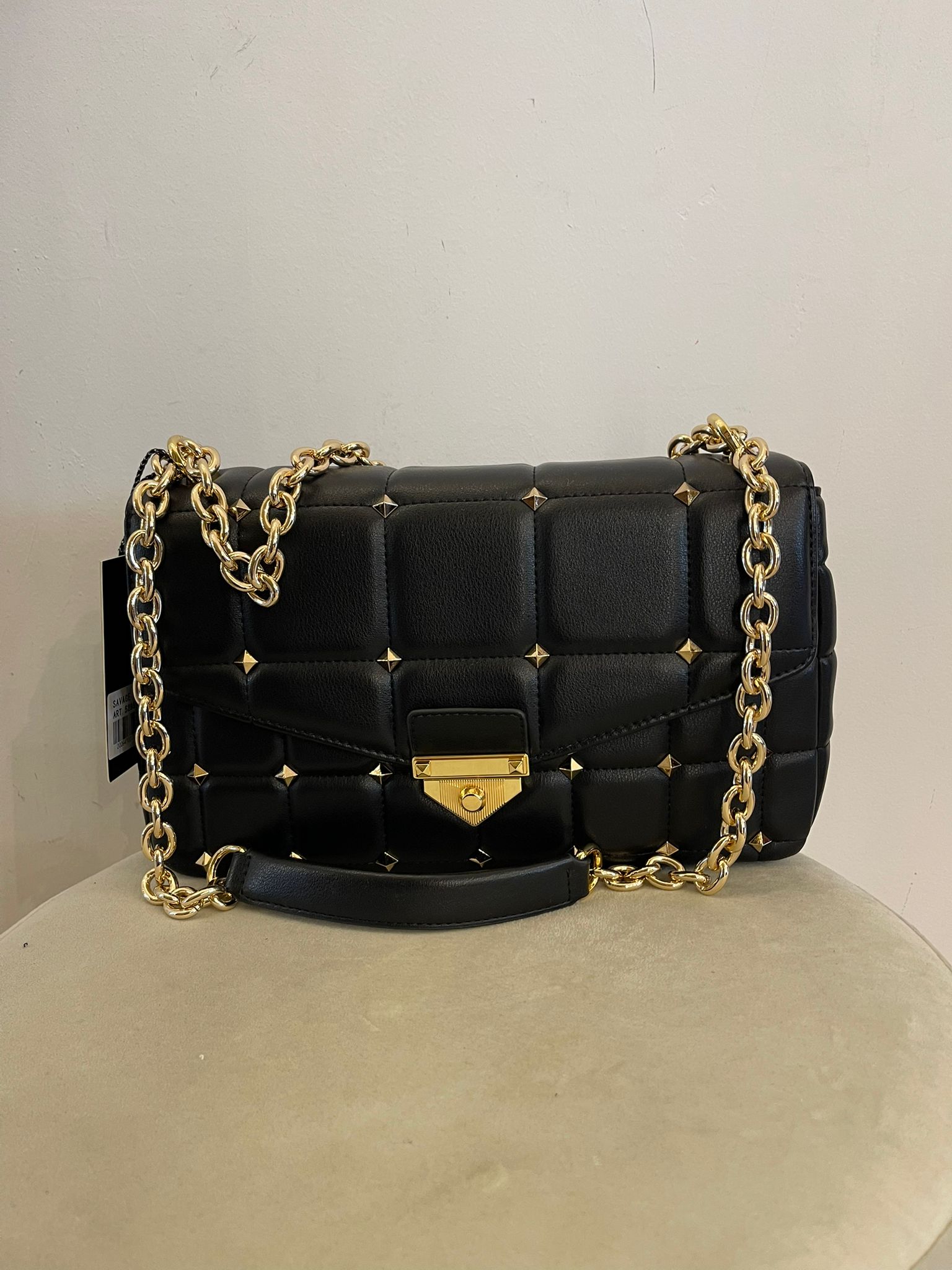 Borsa in pelle nera con borchie